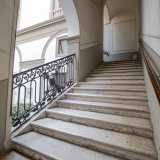La scala di sinistra conduce invece al piano nobile, ora destinato ad uso privato e residenziale
